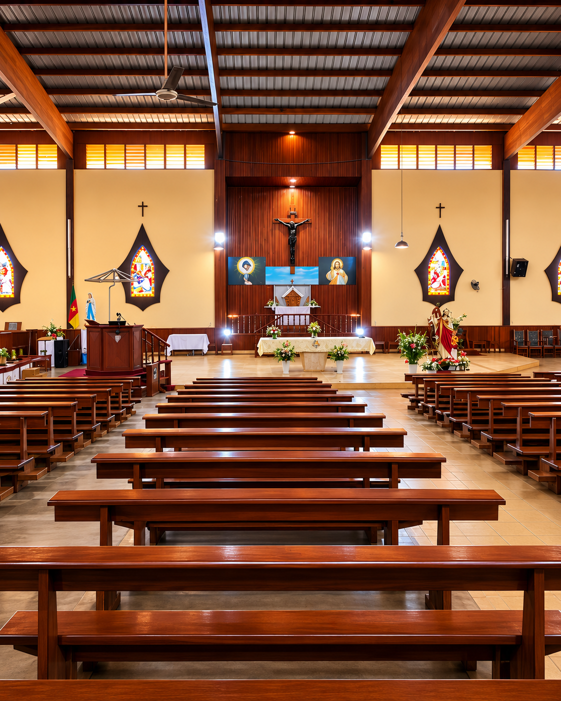 Nef et autel de l'église du Sacré-Cœur de Mokolo