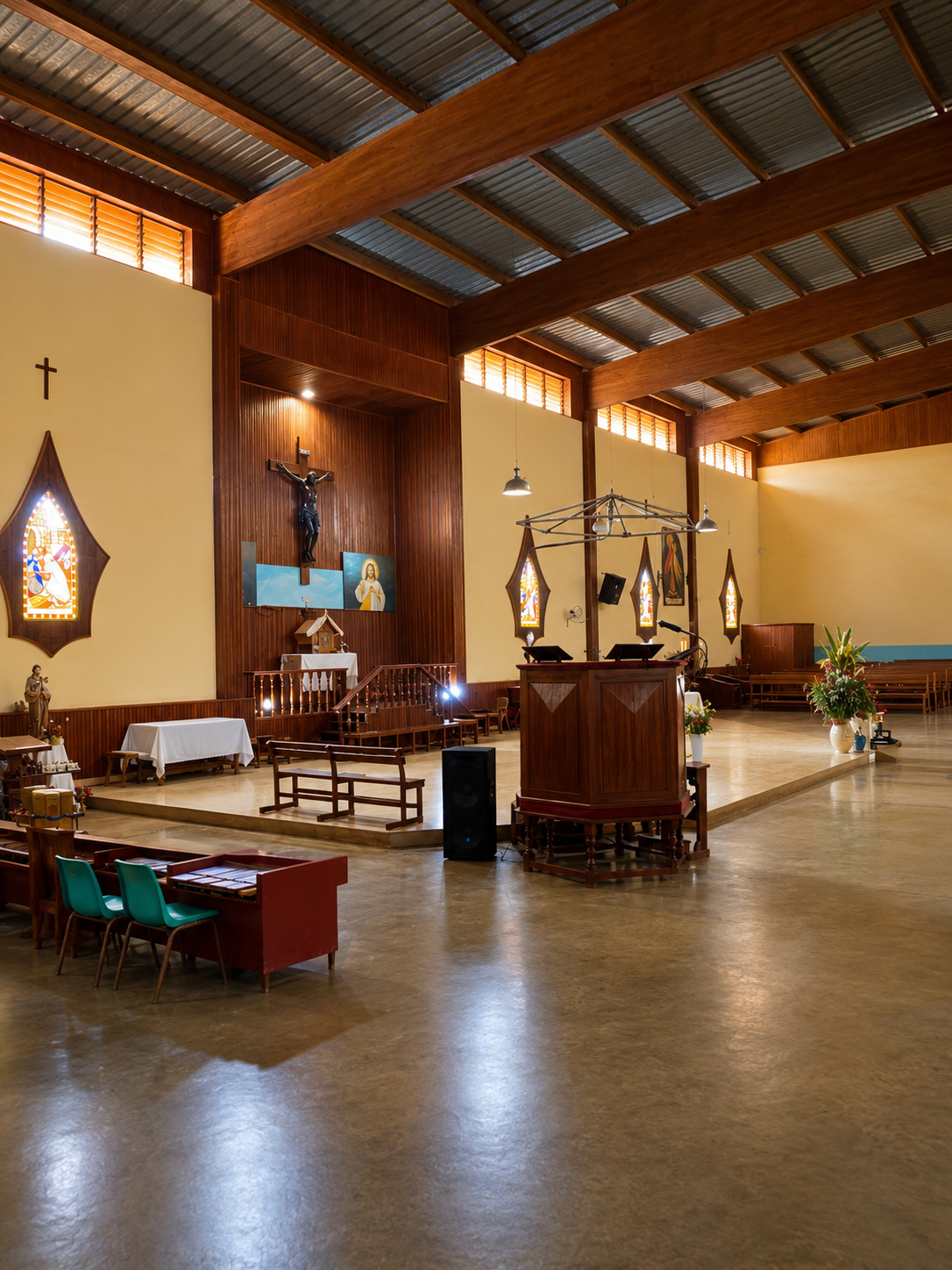 Intérieur de l'église du Sacré-Cœur de Mokolo